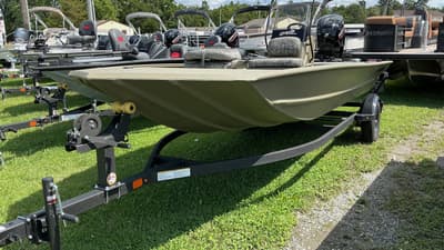 BOATZON | Tracker Boats Grizzly Center Console 1860 2027