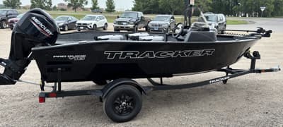 BOATZON | Tracker Boats Pro Guide V16 SC 2027