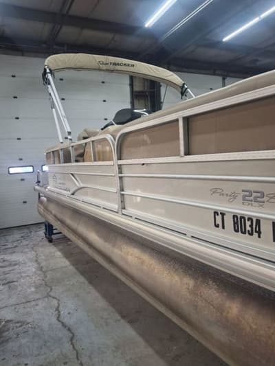 BOATZON | Tracker Marine PARTY BARGE 22 DLX 2017