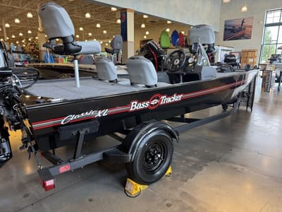BOATZON | Tracker® Boats CLASSIC XL 2027