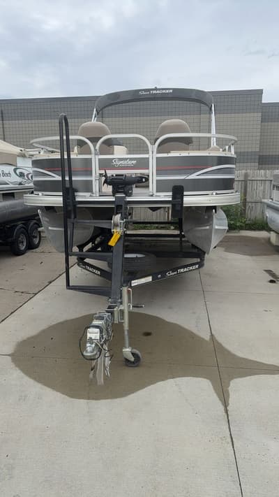 BOATZON | Tracker® Boats FISHIN BARGE 22 DLX 2015