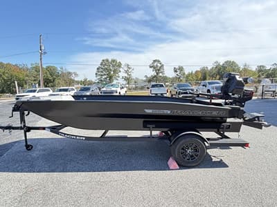 BOATZON | Tracker® Boats Grizzly 1756 T Marsh  Blackout Edition 2027
