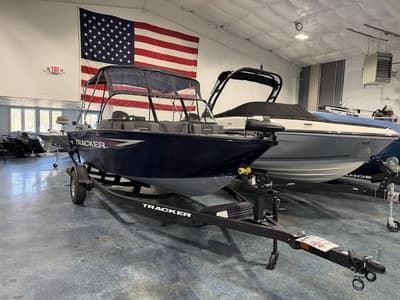 BOATZON | Tracker® Boats PG V175 CB 2026