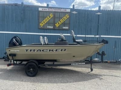 BOATZON | Tracker® Boats Pro Guide V16 SC 2027