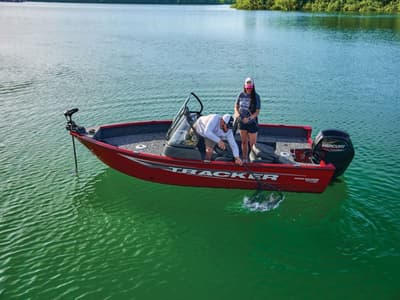 BOATZON | Tracker® Boats Pro Guide V16 WT 2026