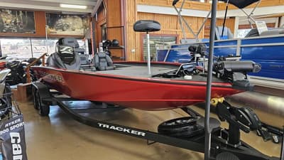BOATZON | Tracker® Boats SAV 215 2026