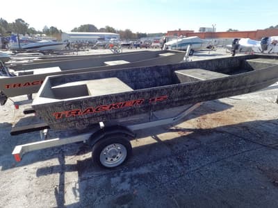 BOATZON | Tracker® Boats T1542LW 26 2026