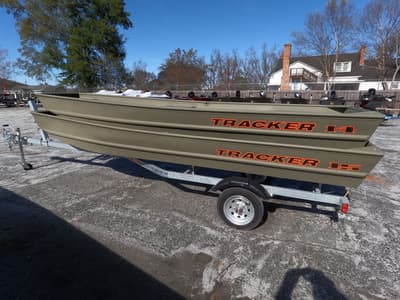 BOATZON | Tracker® Boats T1542LW 26 2026