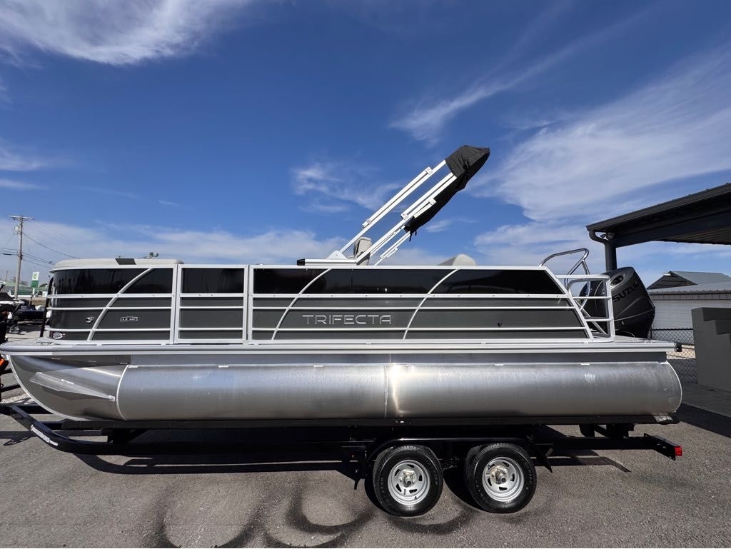 2025 Trifecta LE Series 24UL LE T - Sold Boat