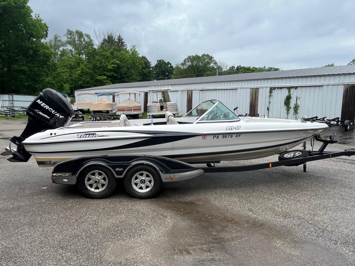 2007 Triton SF211 - Sold Boat