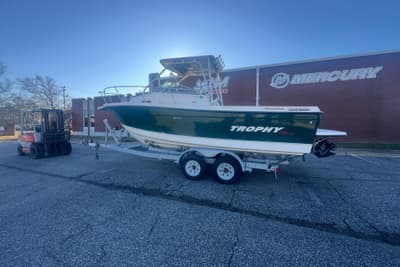 BOATZON | Trophy 2352 Walkaround 2004