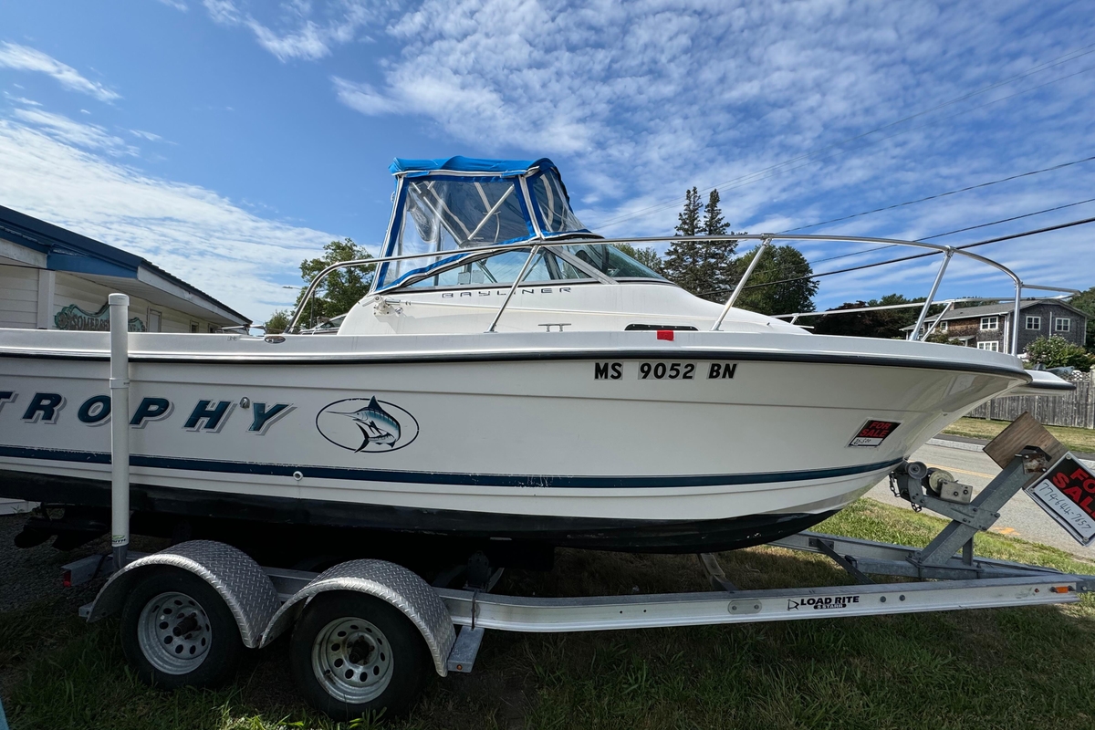 1999 Trophy bayliner - Sold Boat