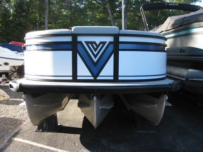 BOATZON | VIAGGIO V22U White wBlue accent TriToon Suzuki 200 2026