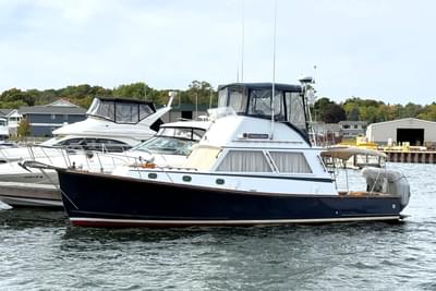 BOATZON | Wilbur 34 Fly Bridge Cruiser 1983