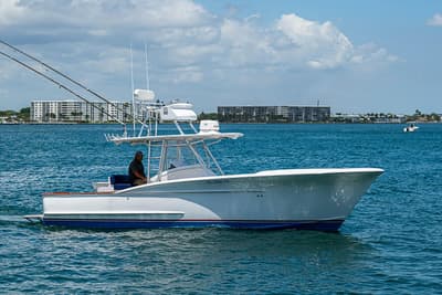 BOATZON | Winter Custom Yachts Center Console 2010