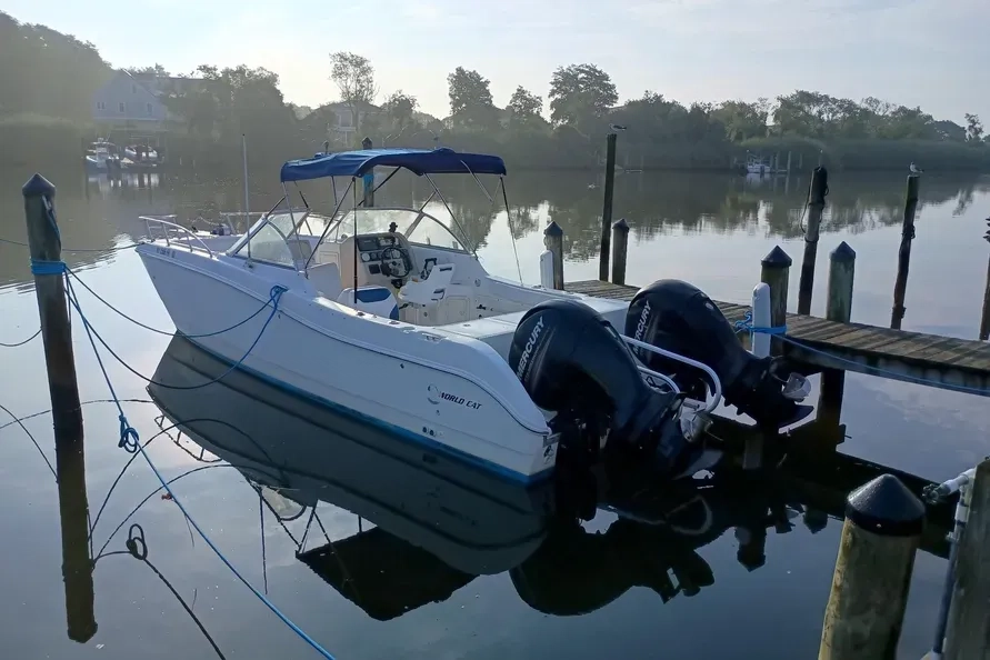 2000 World Cat 246 DC - Sold Boat