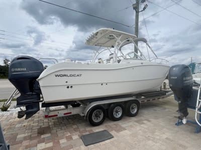 BOATZON | World Cat 255DC Dual Console 2017