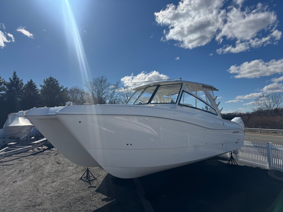 2026 World Cat 325DC - Sold Boat