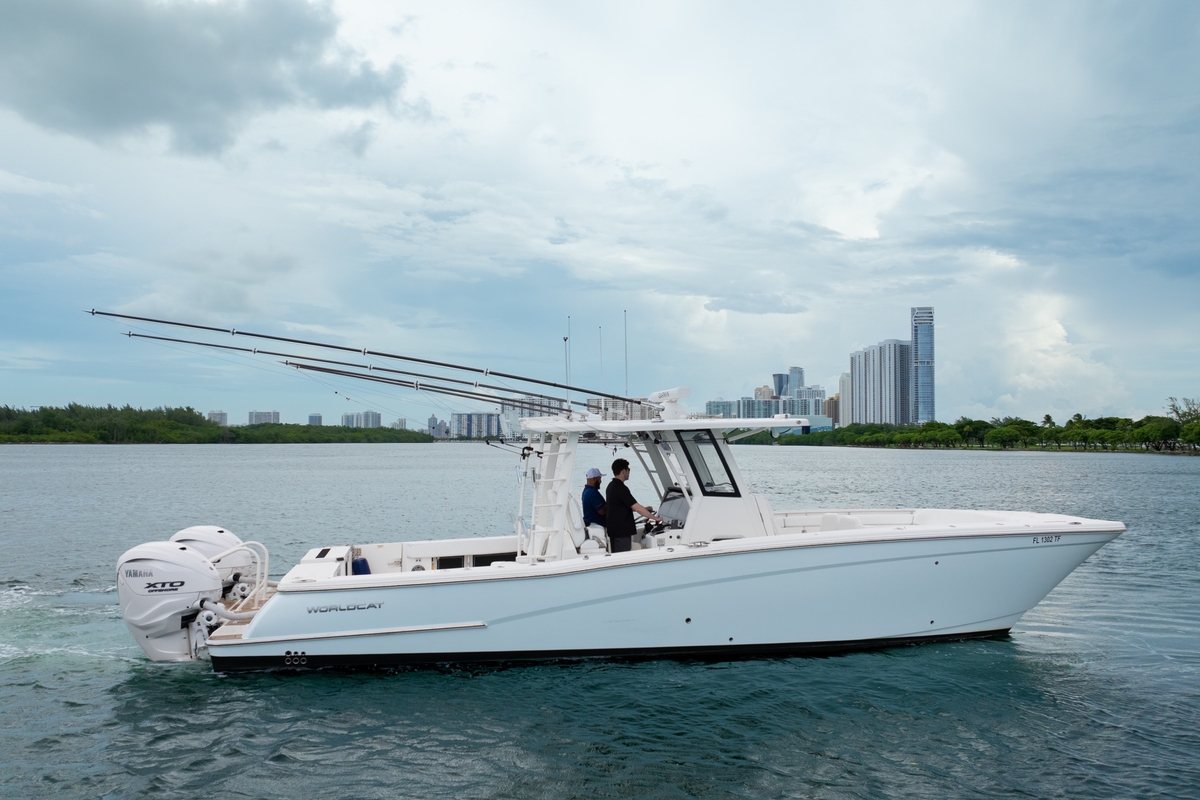 2021 World Cat 400 CCX - Sold Boat