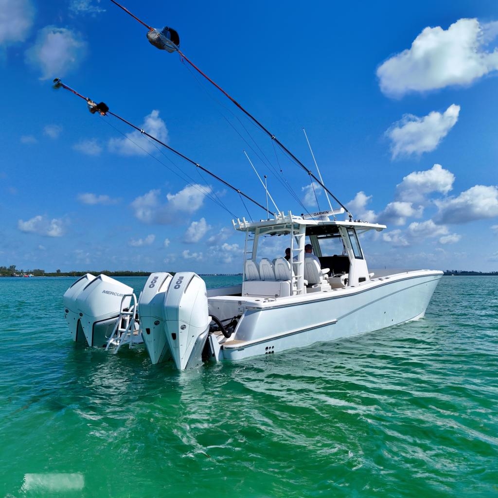 2022 World Cat 400 CCX - Sold Boat