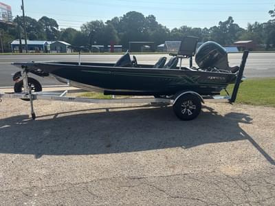 BOATZON | Xpress Boats H17 Crappie 2026
