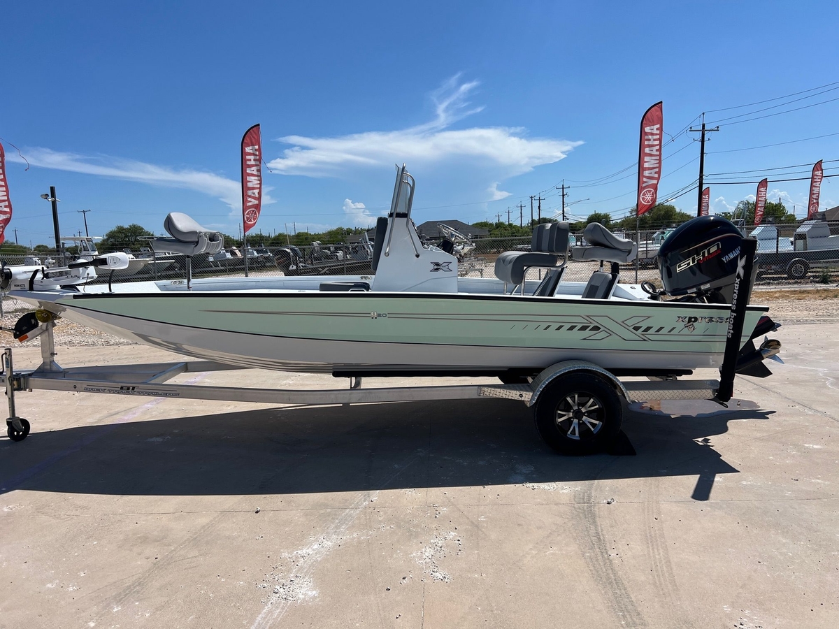 2025 Xpress H20B Bay - Sold Boat