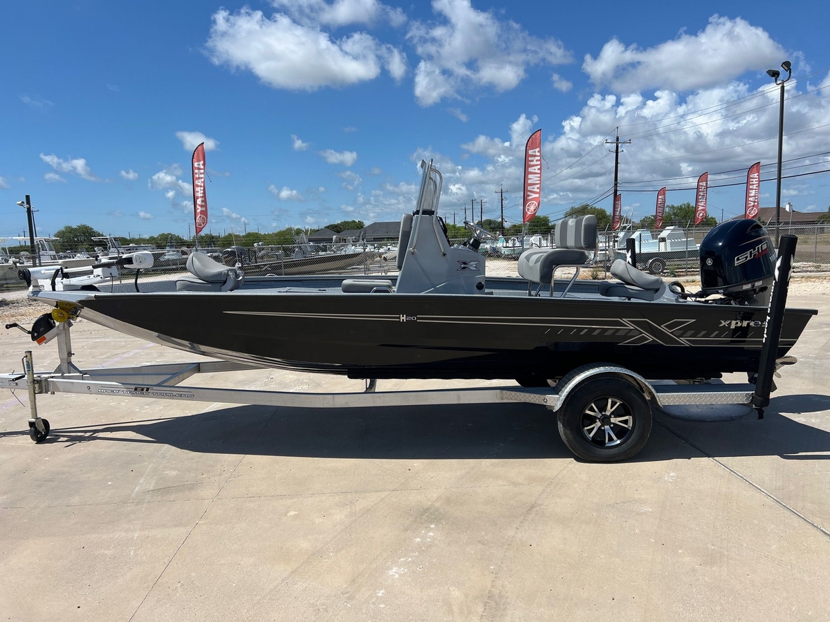 2025 Xpress H20B Bay - Sold Boat