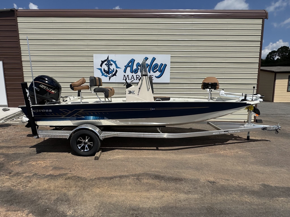 2026 Xpress H20B Bay - Sold Boat