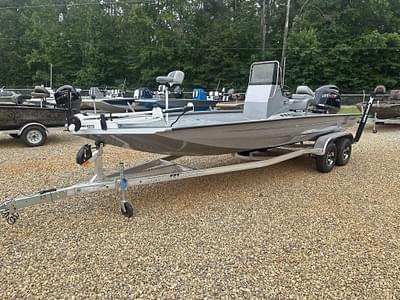 BOATZON | Xpress HyperLift Bay Series 210 BAY175 HP 2025