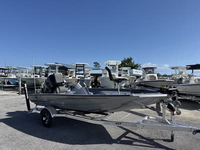 BOATZON | Xpress HyperLift Crappie Series H17C 2026