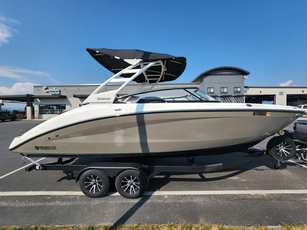 2023 Yamaha 252SD - Sold Boat