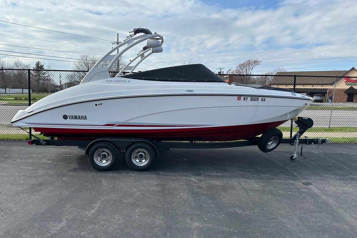 2019 Yamaha Boats 242 Limited S - Sold Boat
