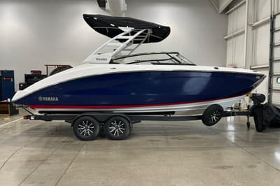 BOATZON | Yamaha Boats 252SD 2025