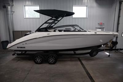 BOATZON | Yamaha Boats 252SD 2025
