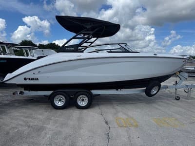 BOATZON | Yamaha Boats 252SE 2025