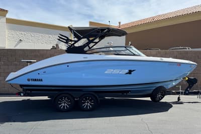 BOATZON | Yamaha Boats 252XE 2024