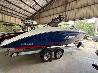 BOATZON | Yamaha Boats 252XE 2025