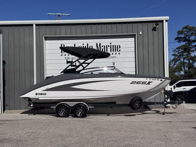 BOATZON | Yamaha Boats 252XE 2025
