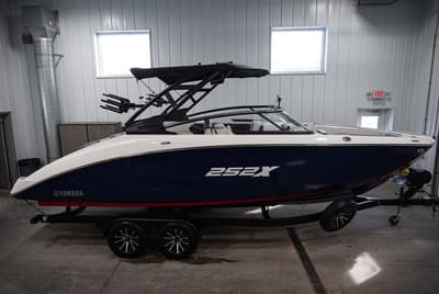 BOATZON | Yamaha Boats 252XE 2025