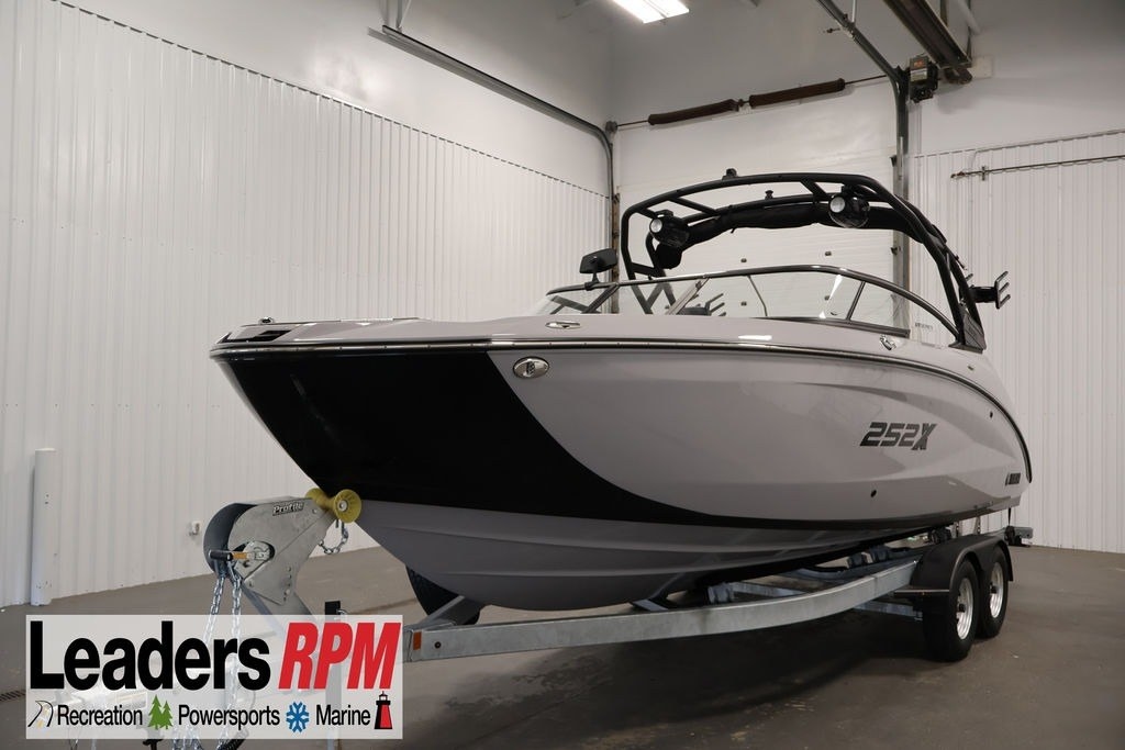 2026 Yamaha Boats 252XE - Sold Boat