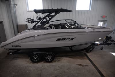 BOATZON | Yamaha Boats 252XE 2026