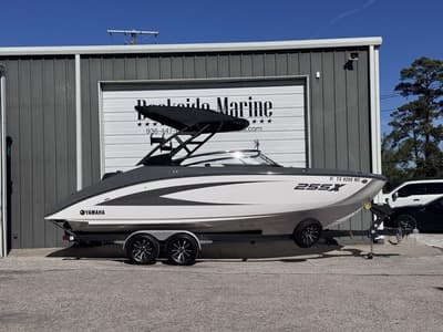 BOATZON | Yamaha Boats 255XE 2025