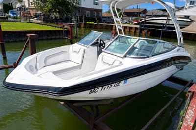 BOATZON | Yamaha Boats AR190 2017