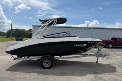 BOATZON | Yamaha Boats AR190 2025