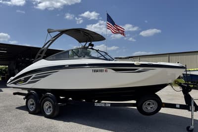 BOATZON | Yamaha Boats AR210 2018