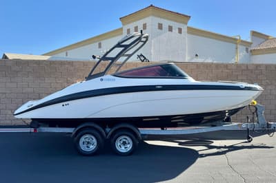 BOATZON | Yamaha Boats AR210 2018