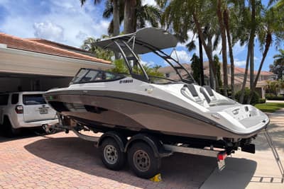 BOATZON | Yamaha Boats AR210 2022