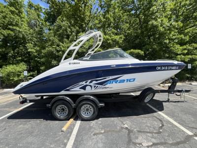 BOATZON | Yamaha Boats AR210 2022