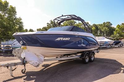 BOATZON | Yamaha Boats AR220 2025