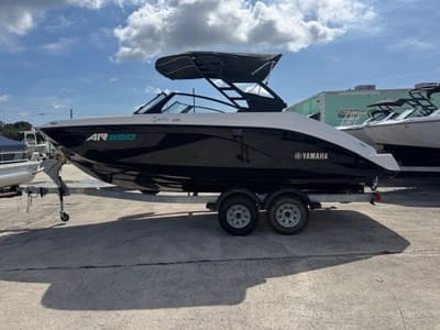 BOATZON | Yamaha Boats AR220 2025